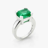 A solitaire ring with an intense green Colombian emerald - Foto 1