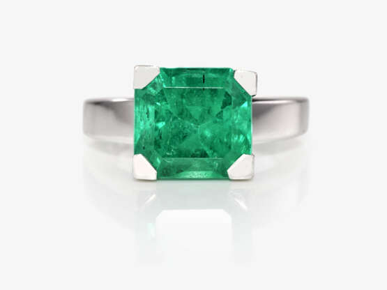 A solitaire ring with an intense green Colombian emerald - фото 2