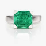 A solitaire ring with an intense green Colombian emerald - фото 2