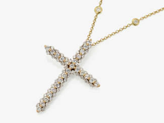 A round anchor link chain necklace decorated with brilliant cut diamonds and a cross with brilliant cut diamonds