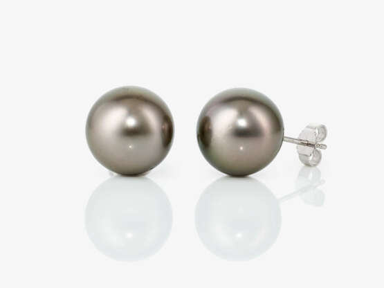 A pair of stud earrings with South Sea Tahitian cultured pearls - фото 1