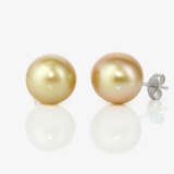 A pair of fine gold-coloured stud earrings with Indonesian cultured pearls - фото 1