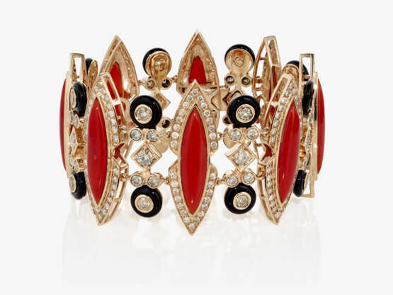 A bracelet with brilliant cut diamonds, corals and onyxes - photo 1