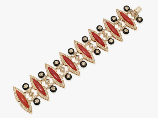 A bracelet with brilliant cut diamonds, corals and onyxes - фото 2