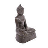 Bronze des sitzenden Buddha. THAILAND, wohl 19. Jh., - Foto 2