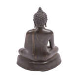 Bronze des sitzenden Buddha. THAILAND, wohl 19. Jh., - фото 3
