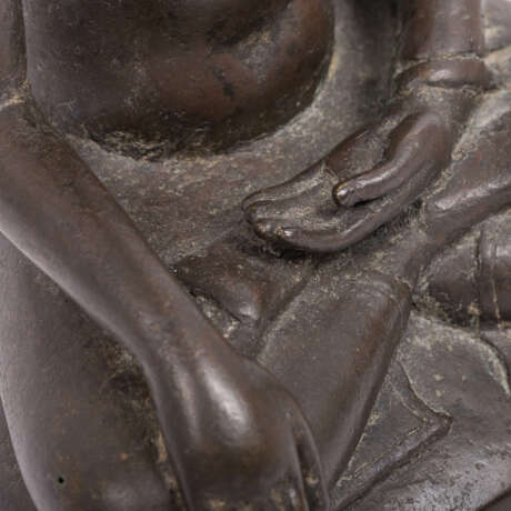 Bronze des sitzenden Buddha. THAILAND, wohl 19. Jh., - Foto 7