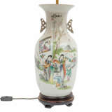 Vase aus Porzellan. CHINA, 19. Jh., als Lampe montiert, - photo 2