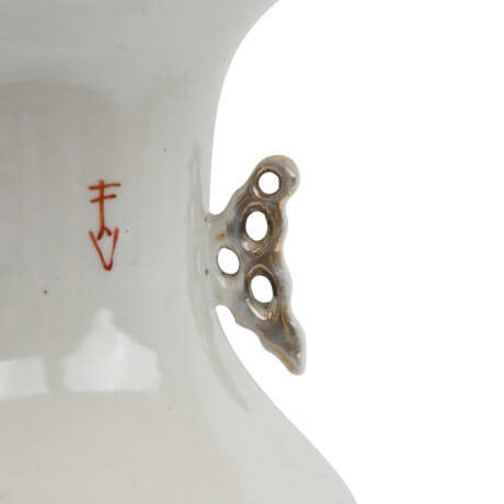 Vase aus Porzellan. CHINA, 19. Jh., als Lampe montiert, - Foto 5
