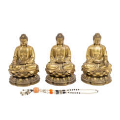 3 Buddha-Darstellungen aus Messing. TIBETO-CHINESISCH.