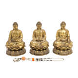 3 Buddha-Darstellungen aus Messing. TIBETO-CHINESISCH. - Foto 1