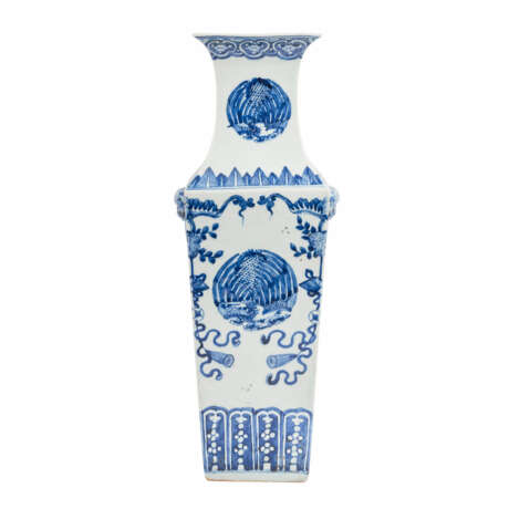 Blau-weisse Vierkantvase aus Porzellan. CHINA, um 1900, - фото 1