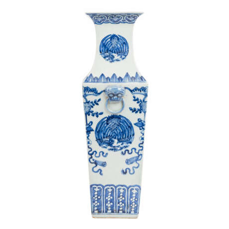 Blau-weisse Vierkantvase aus Porzellan. CHINA, um 1900, - photo 2