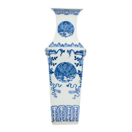 Blau-weisse Vierkantvase aus Porzellan. CHINA, um 1900, - Foto 3