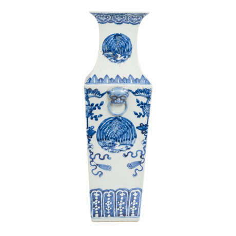 Blau-weisse Vierkantvase aus Porzellan. CHINA, um 1900, - photo 4