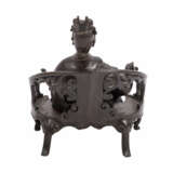 Sitzender Himmelsbeamter aus Bronze. CHINA, Qing-Dynastie (1644-1912). - photo 3