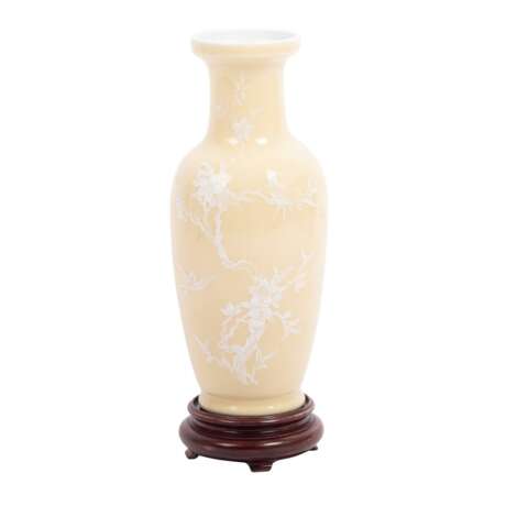 Vase aus Porzellan. JAPAN, Meiji-Periode (1868-1912), - Foto 1