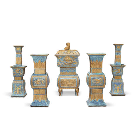 A CHINESE ROBIN'S-EGG-BLUE-GLAZED AND GILT-DECORATED FIVE-PIECE ALTAR GARNITURE - photo 2