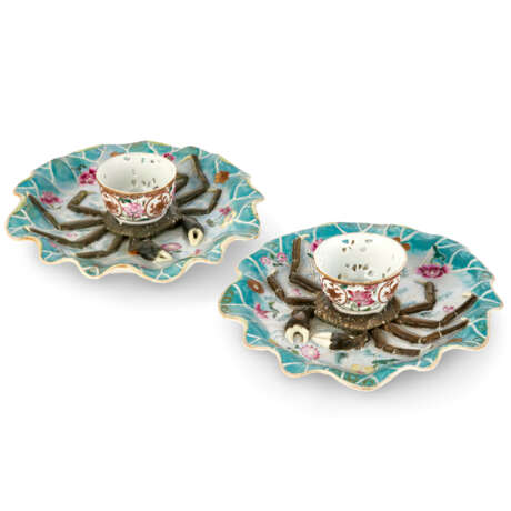 A PAIR OF CHINESE EXPORT PORCELAIN FAMILLE ROSE RETICULATED CUPS ON CRAB STANDS - Foto 1