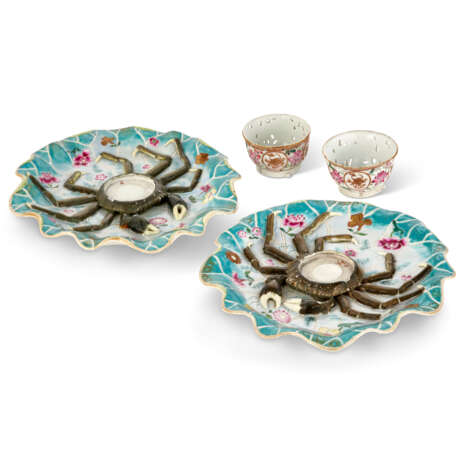 A PAIR OF CHINESE EXPORT PORCELAIN FAMILLE ROSE RETICULATED CUPS ON CRAB STANDS - Foto 2