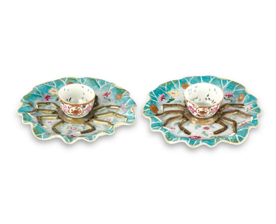 A PAIR OF CHINESE EXPORT PORCELAIN FAMILLE ROSE RETICULATED CUPS ON CRAB STANDS - Foto 3