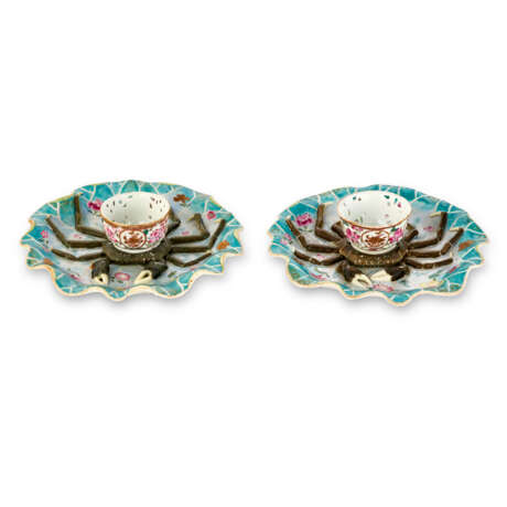 A PAIR OF CHINESE EXPORT PORCELAIN FAMILLE ROSE RETICULATED CUPS ON CRAB STANDS - Foto 4