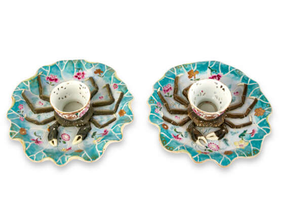 A PAIR OF CHINESE EXPORT PORCELAIN FAMILLE ROSE RETICULATED CUPS ON CRAB STANDS - photo 5