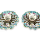 A PAIR OF CHINESE EXPORT PORCELAIN FAMILLE ROSE RETICULATED CUPS ON CRAB STANDS - Foto 5