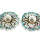 A PAIR OF CHINESE EXPORT PORCELAIN FAMILLE ROSE RETICULATED CUPS ON CRAB STANDS - Foto 6