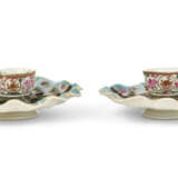 A PAIR OF CHINESE EXPORT PORCELAIN FAMILLE ROSE RETICULATED CUPS ON CRAB STANDS - Foto 7