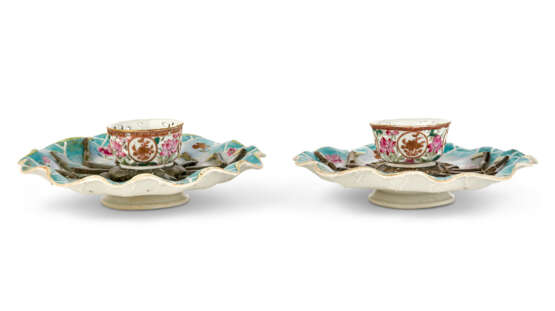A PAIR OF CHINESE EXPORT PORCELAIN FAMILLE ROSE RETICULATED CUPS ON CRAB STANDS - photo 7