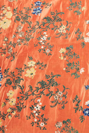 TWO CHINESE EXPORT SILK BROCADE COVERLETS - Foto 5
