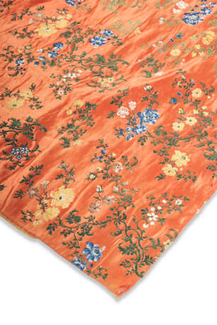 TWO CHINESE EXPORT SILK BROCADE COVERLETS - Foto 6