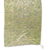 TWO CHINESE EXPORT SILK BROCADE COVERLETS - Foto 7