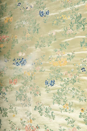 TWO CHINESE EXPORT SILK BROCADE COVERLETS - Foto 10