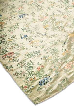 TWO CHINESE EXPORT SILK BROCADE COVERLETS - Foto 11