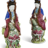 A PAIR OF CHINESE EXPORT PORCELAIN FAMILLE ROSE FIGURES OF GUANYIN - фото 1