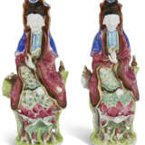 A PAIR OF CHINESE EXPORT PORCELAIN FAMILLE ROSE FIGURES OF GUANYIN - Foto 2