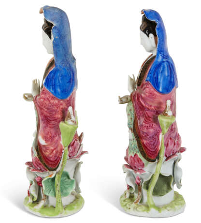 A PAIR OF CHINESE EXPORT PORCELAIN FAMILLE ROSE FIGURES OF GUANYIN - фото 3