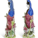 A PAIR OF CHINESE EXPORT PORCELAIN FAMILLE ROSE FIGURES OF GUANYIN - Foto 3
