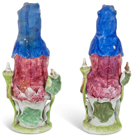 A PAIR OF CHINESE EXPORT PORCELAIN FAMILLE ROSE FIGURES OF GUANYIN - фото 4