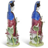 A PAIR OF CHINESE EXPORT PORCELAIN FAMILLE ROSE FIGURES OF GUANYIN - Foto 5