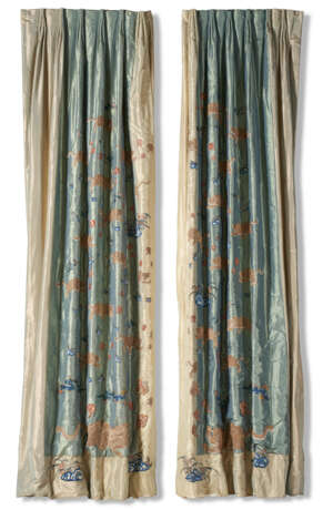 A PAIR OF METALLIC AND SILK EMBROIDERED CURTAINS - Foto 2