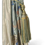 A PAIR OF METALLIC AND SILK EMBROIDERED CURTAINS - Foto 5