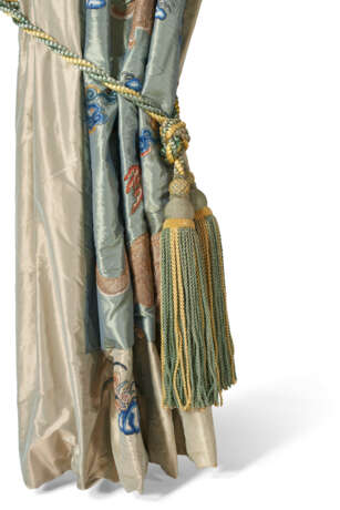 A PAIR OF METALLIC AND SILK EMBROIDERED CURTAINS - Foto 5