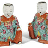 A PAIR OF CHINESE EXPORT PORCELAIN FAMILLE ROSE FIGURES OF SEATED BOYS - photo 1