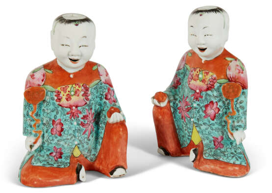 A PAIR OF CHINESE EXPORT PORCELAIN FAMILLE ROSE FIGURES OF SEATED BOYS - фото 1