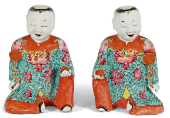 A PAIR OF CHINESE EXPORT PORCELAIN FAMILLE ROSE FIGURES OF SEATED BOYS - Foto 2