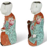 A PAIR OF CHINESE EXPORT PORCELAIN FAMILLE ROSE FIGURES OF SEATED BOYS - Foto 3
