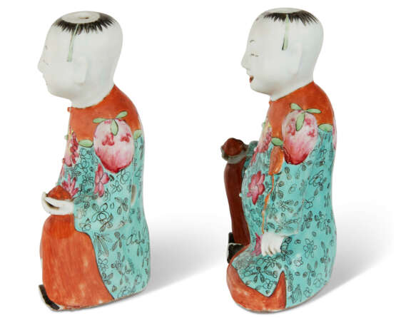 A PAIR OF CHINESE EXPORT PORCELAIN FAMILLE ROSE FIGURES OF SEATED BOYS - фото 3